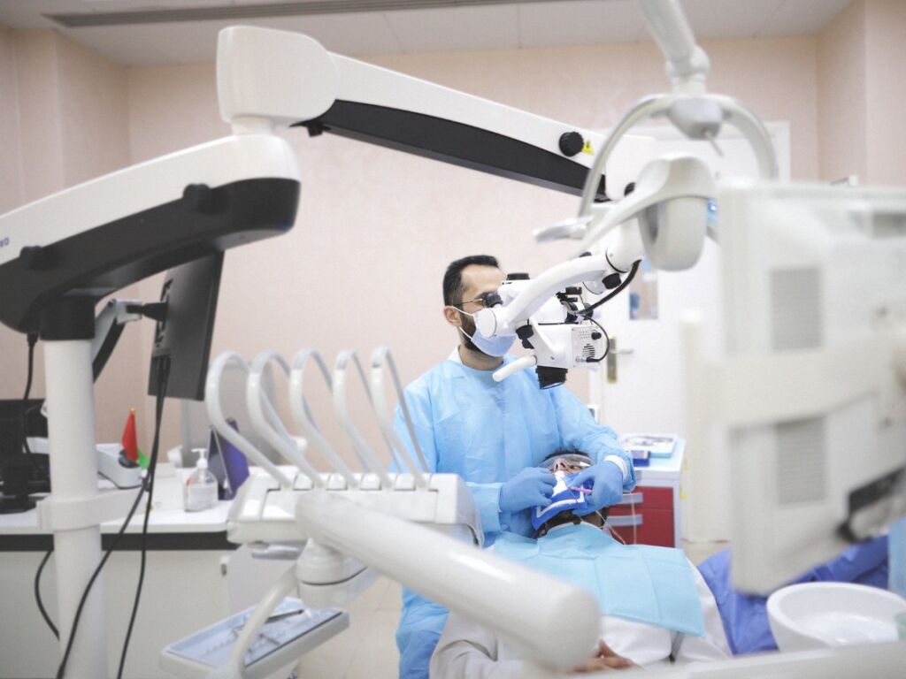 دليل شامل لزراعة الأسنان والعناية بها: تعرف على أنواع الزرعات والتكاليف والنصائح اليومية