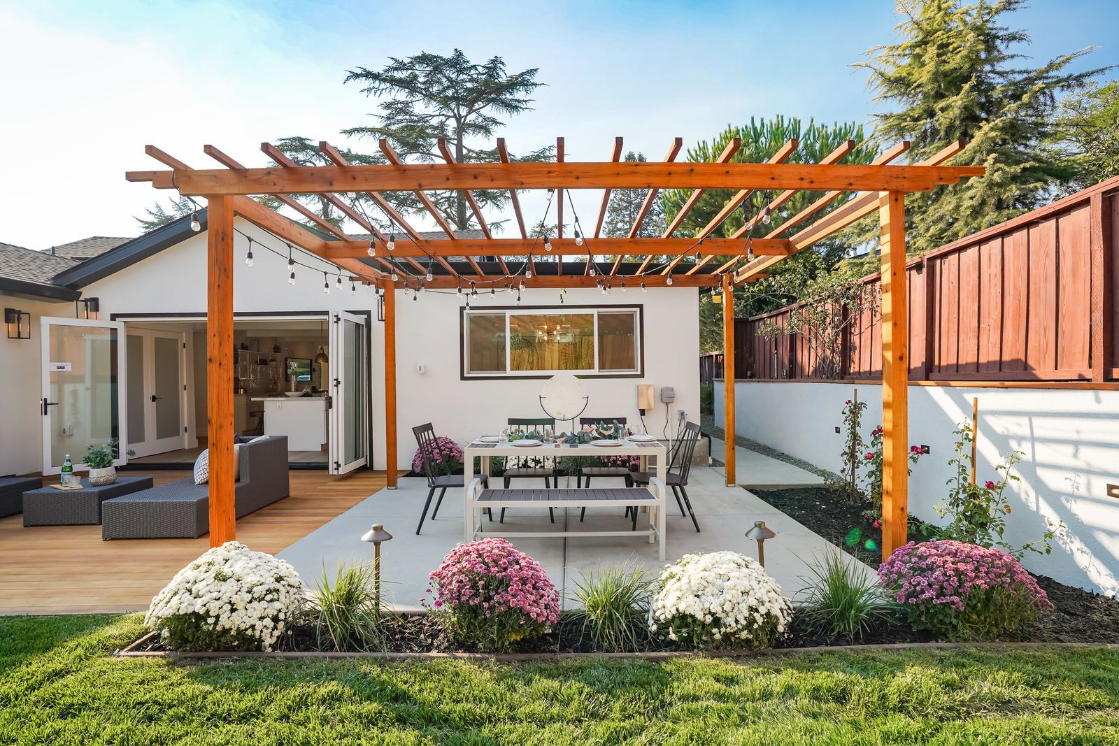 Pergola kaufen: Holz, Metall oder Lamellen? Tipps zu Aufbau & Gestaltung