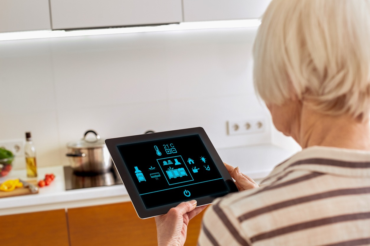 How Smart Technology Helps Seniors Age in Place Independently and Safely
