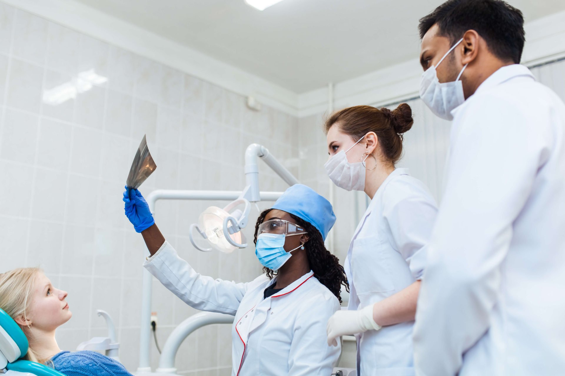 How to Choose the Right Dental Assistant Program: Online, In-Person, or Hybrid