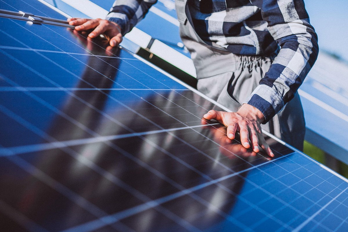 2025 Solar Panel Guide for Australia: Installers, Battery Storage & Incentives