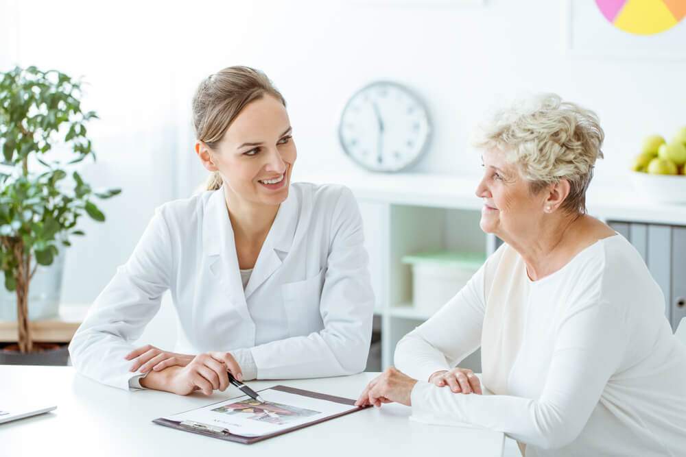 Krankenversicherung für Senioren im Ausland: Clever absichern und sparen mit staatlichen und privaten Lösungen