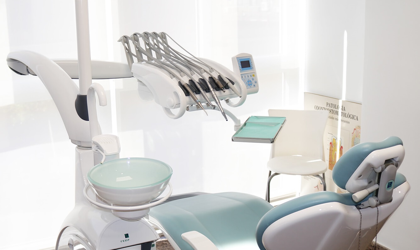 Implantes dentales económicos en España: guía de clínicas universitarias, ayudas y financiación