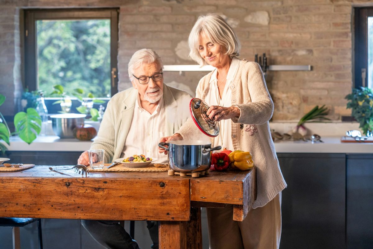 Smart Senior Nutrition: Tech, Meal Delivery, and Social Dining Strategies