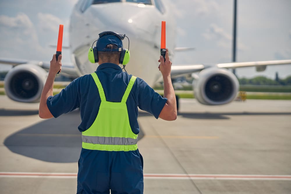 Trabajar en un aeropuerto: guía completa para empezar sin experiencia, sueldos y formación