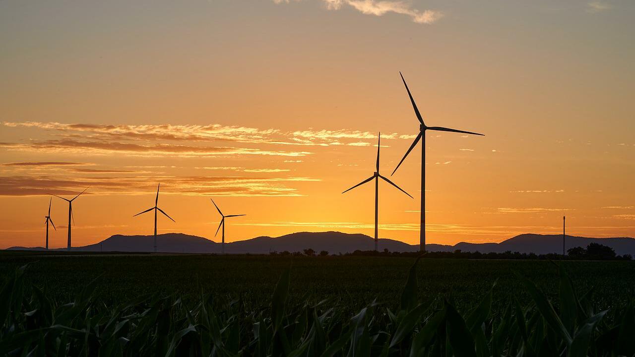 Renewable Energy Myths vs Facts: Smart Grids, Energy Storage, and Policy Insights