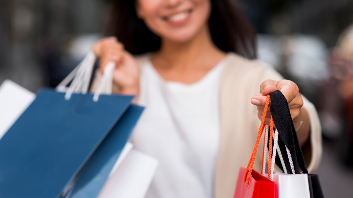 US Consumer Spending Holds Firm as Retail Sales Top Forecasts Ahead of Fed Decision