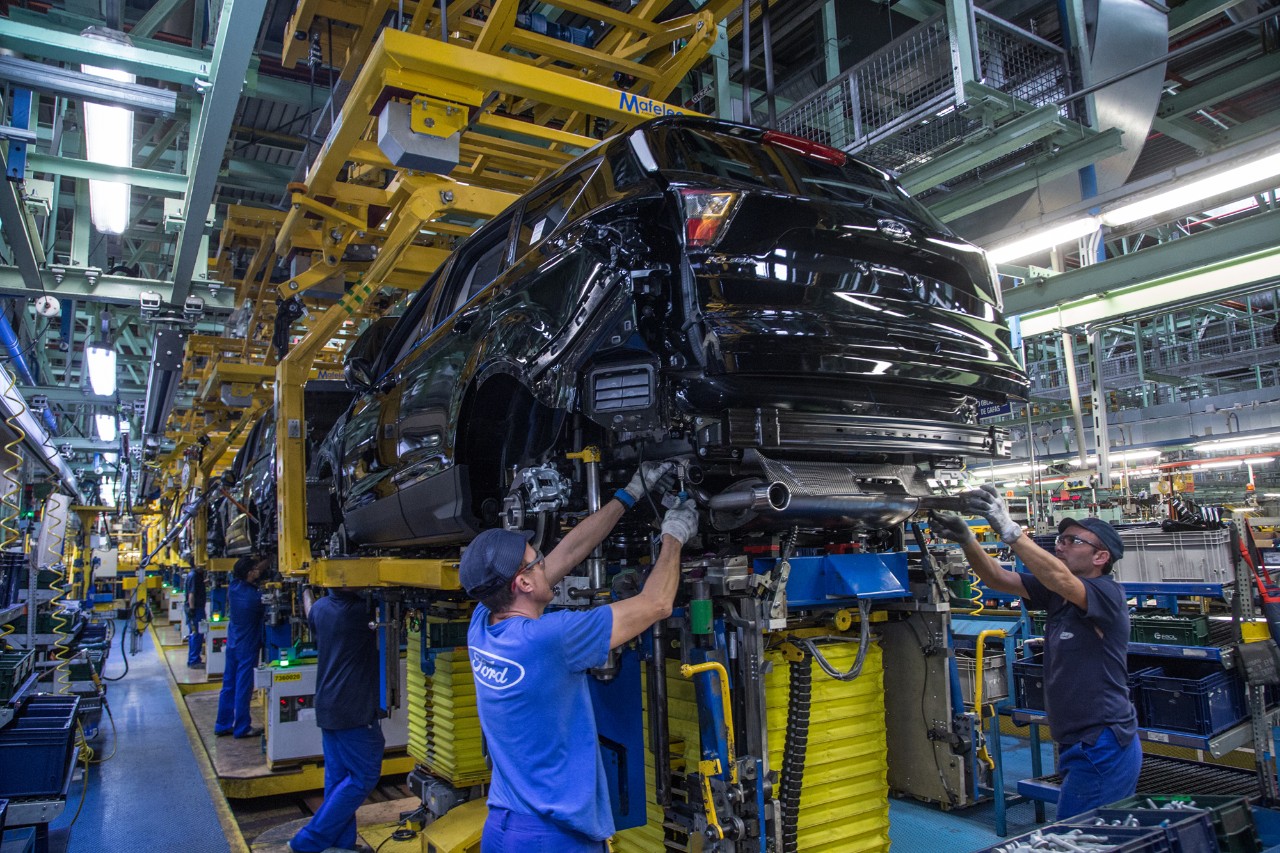 Ford Pivots to Hybrids: Addressing Range Anxiety and Cost Concerns with a Revised EV Strategy