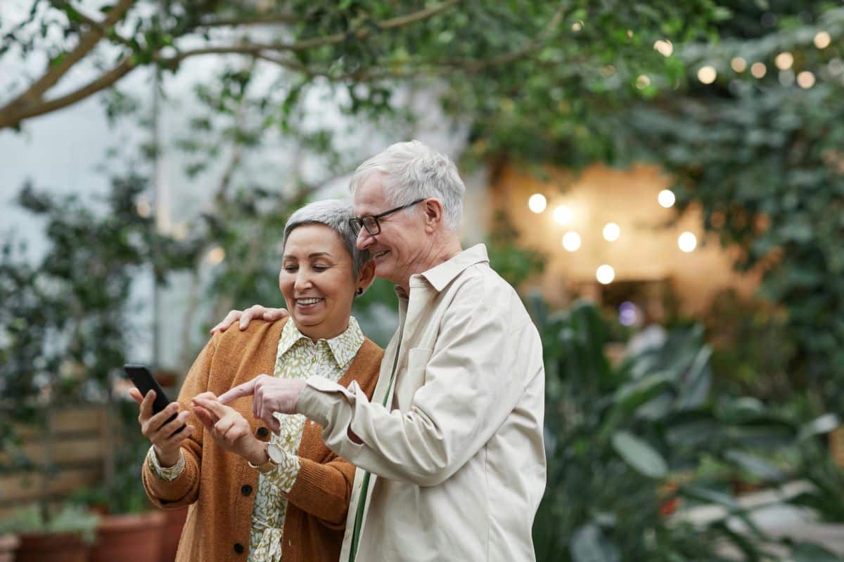 How to Choose the Best Cell Phone Plan for Seniors in the US: A Complete Guide