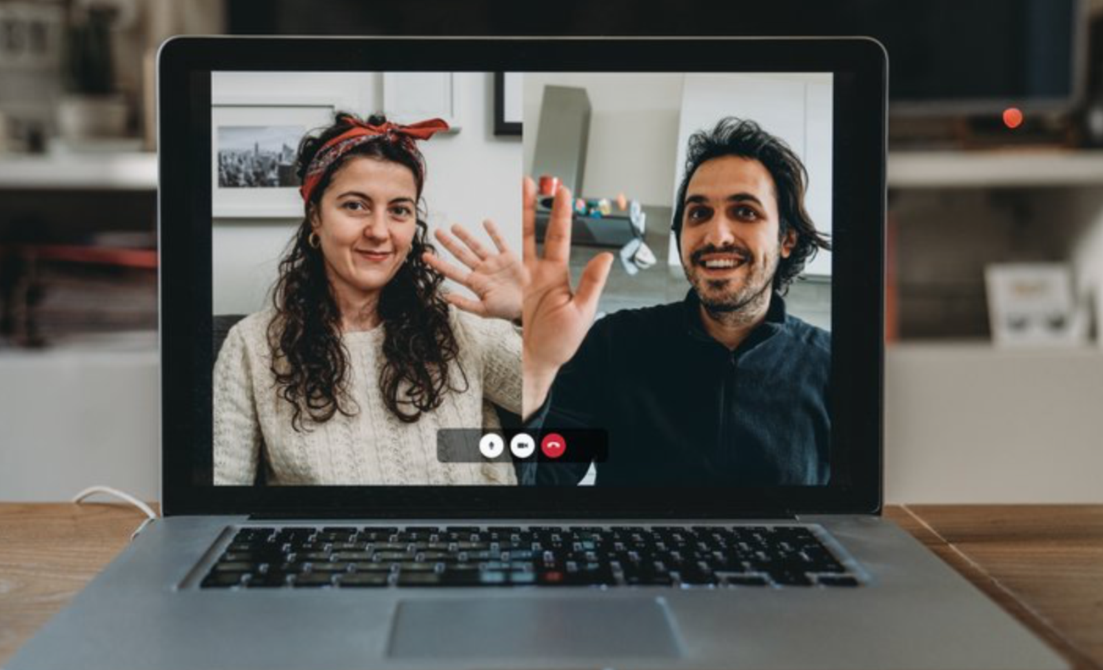 Live Calling Guide: Cloudtalk vs Aircall, AI Integration & Reaching Expedia Support
