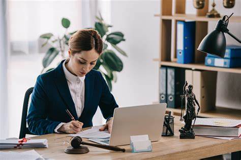 Spécialités d'Avocats et Formation en Ligne : Guide Complet pour Choisir la Bonne Voie