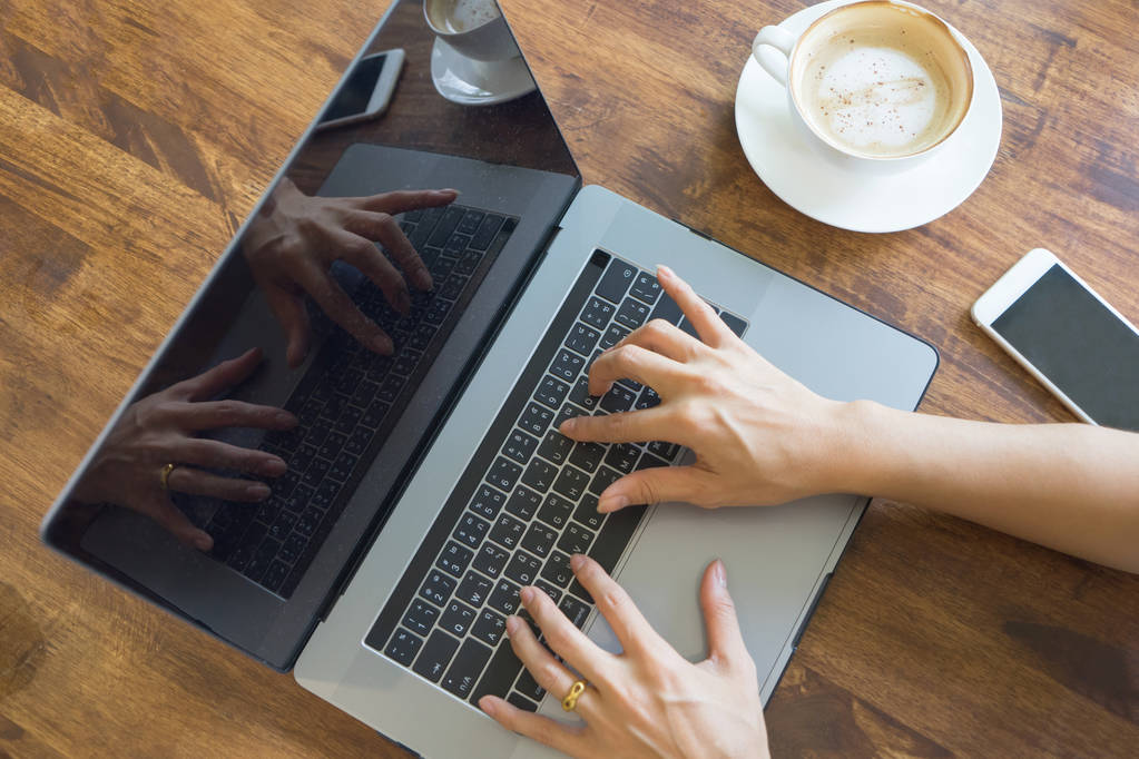 Devenir aide-soignant en ligne : formation gratuite, certification et perspectives