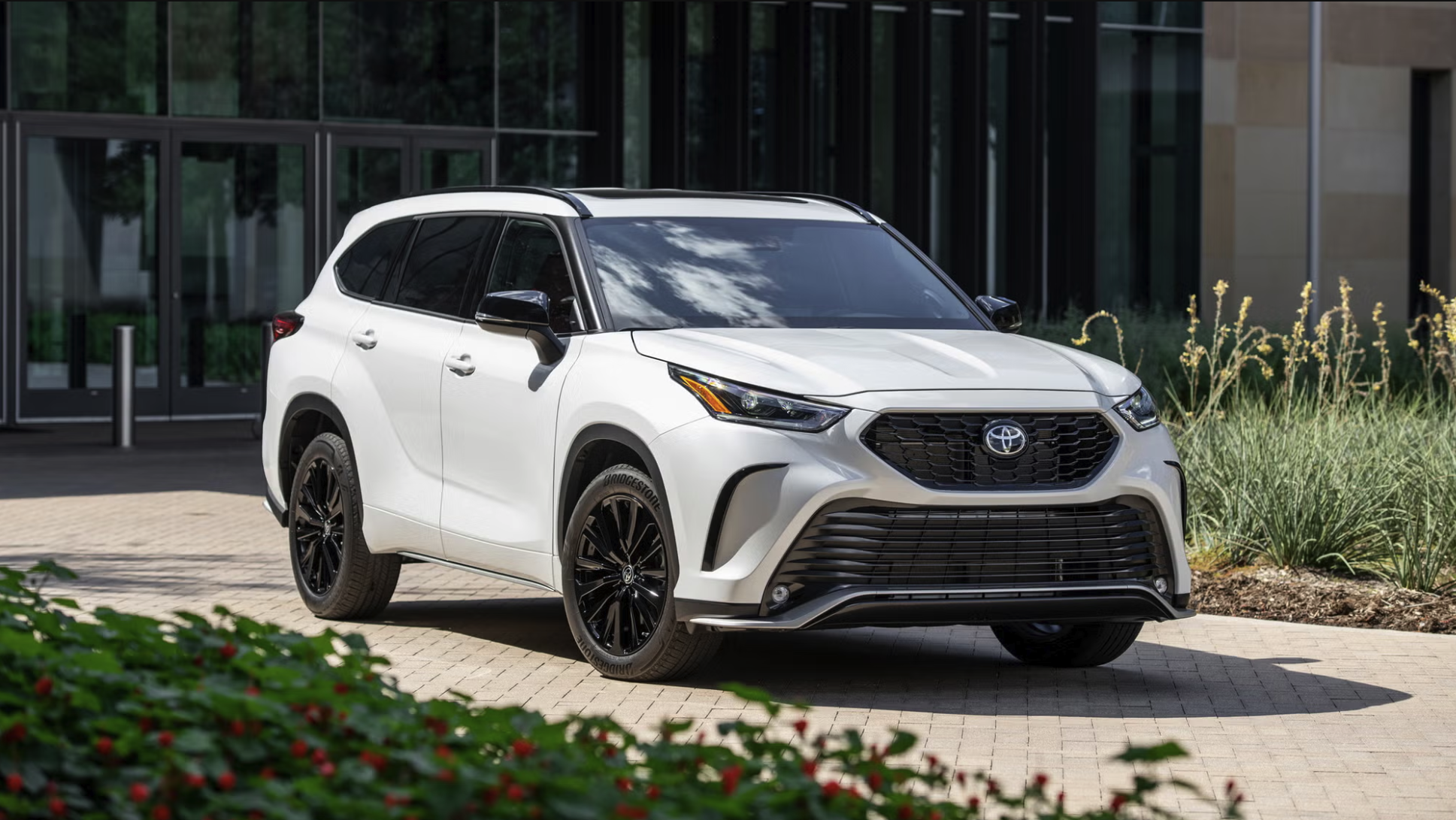 2025 Toyota Highlander Guide: Trims, Hybrid, Pricing, Safety & Buying Tips