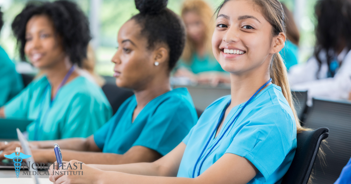 Formations aide-soignant en ligne : flexibilité, coût et perspectives de carrière