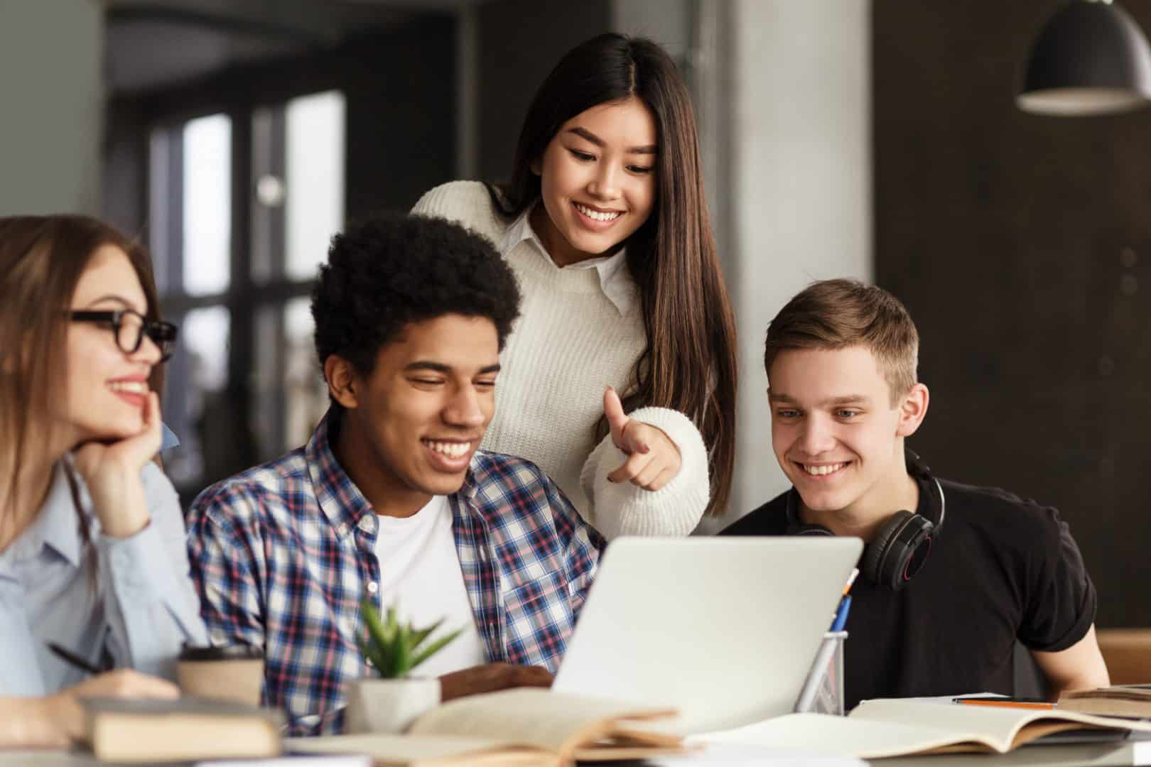 BTS SAM : Programme, Alternance, Débouchés et Guide Complet pour la Gestion d'Entreprise
