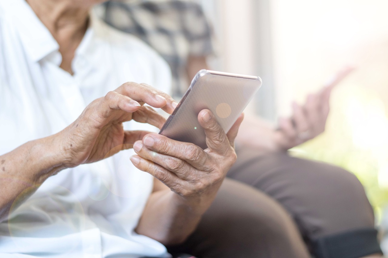 Lifeline Services for Seniors: Medical Alert Systems, Free Connectivity & Safety Benefits