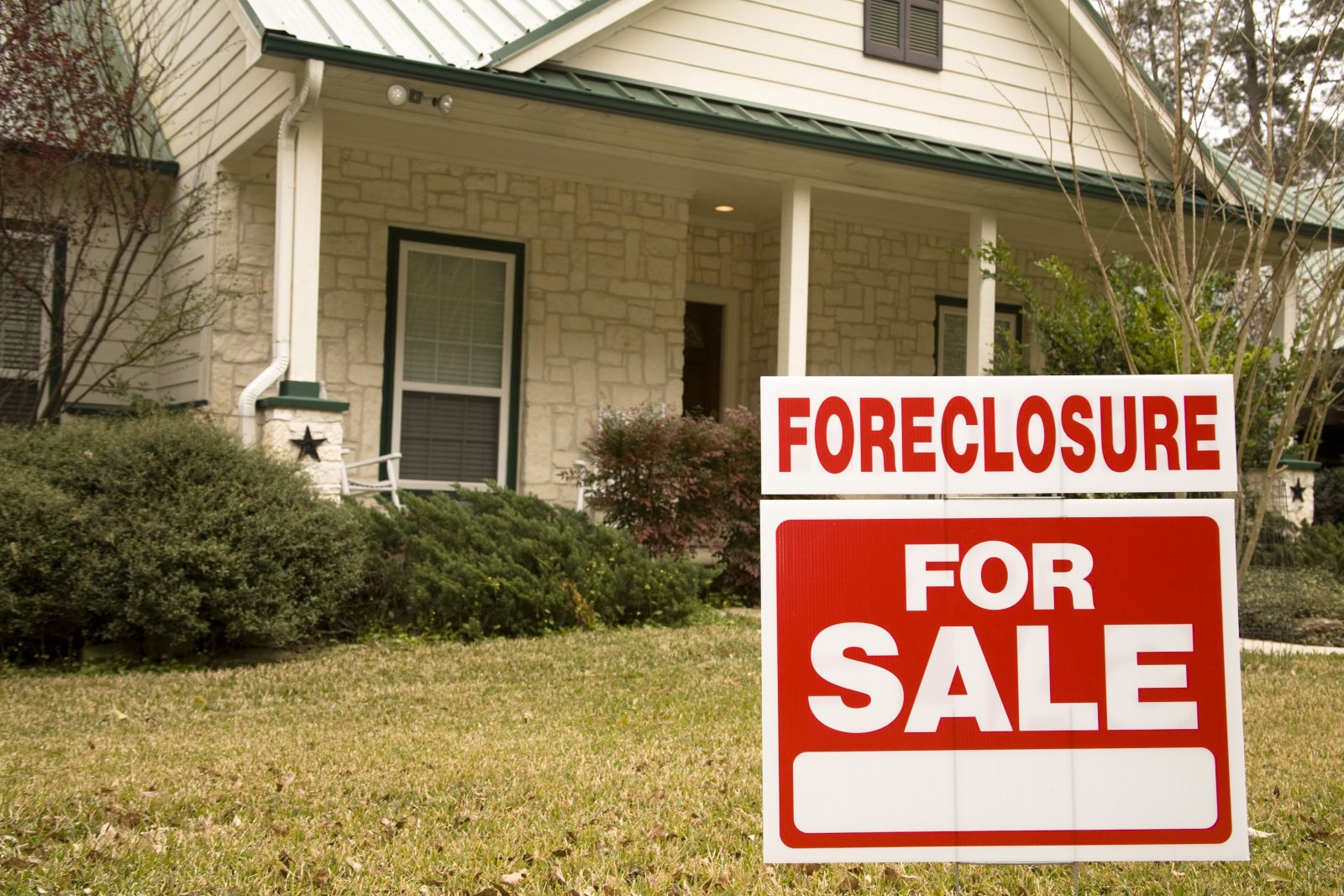 How to Buy Foreclosed Homes at 50% Off: Bank Discounts & 2025 Trends